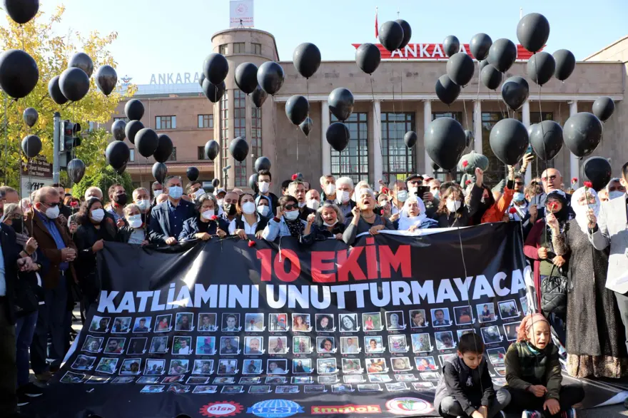 Ankara Garı saldırısında hayatını kaybedenler anıldı Ankara Garı saldırısında hayatını kaybedenler anıldı