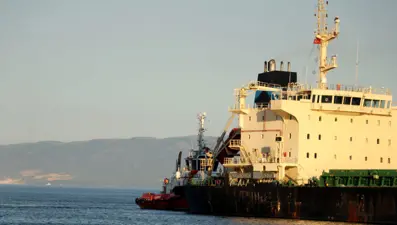 Şarköy'de karaya oturan gemi kurtarıldı