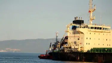 Şarköy'de karaya oturan gemi kurtarıldı