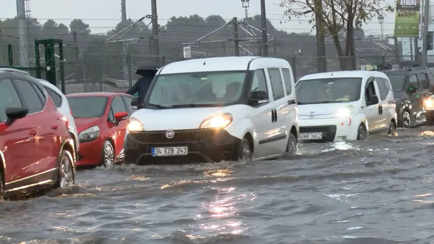 KÜÇÜKÇEKMECE'DE YOLLAR GÖLE DÖNDÜ, ARAÇLAR GÜÇLÜKLE İLERLEDİ 10