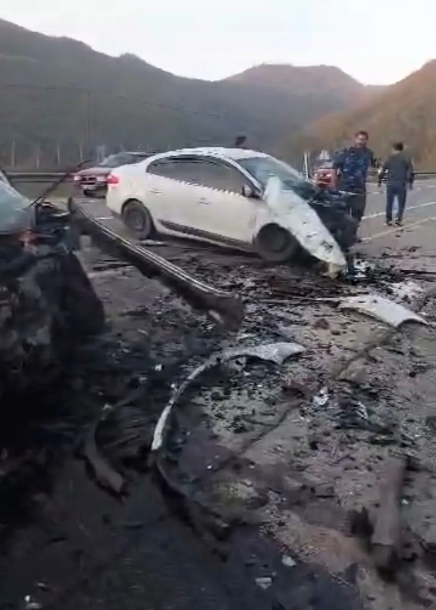 İkiotomobil kafa kafaya çarpıştı: 1 ölü, 1 ağır yaralı İkiotomobil kafa kafaya çarpıştı: 1 ölü, 1 ağır yaralı