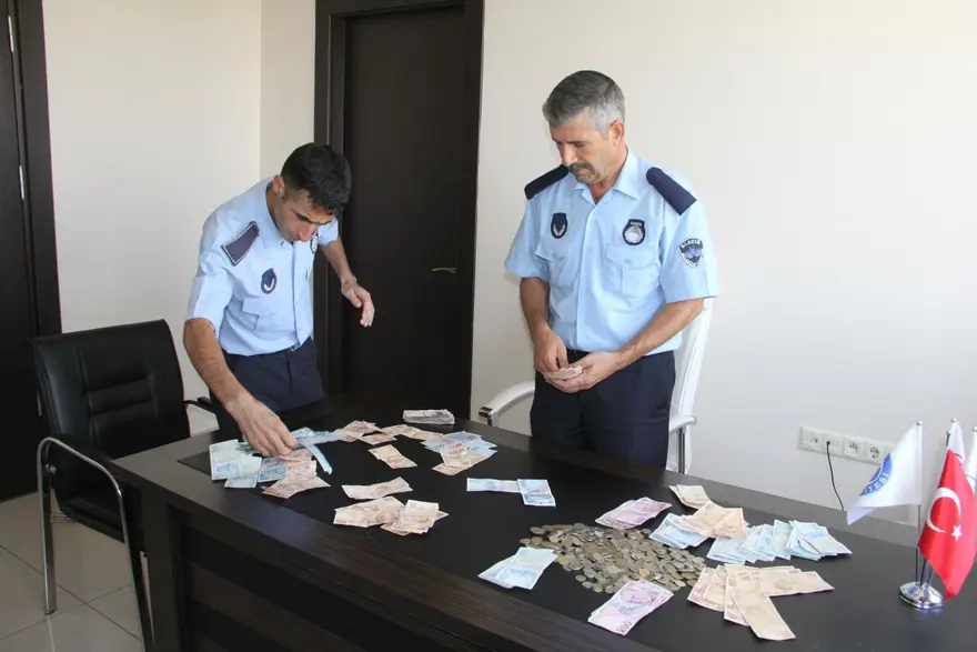 Dilencinin üzerinden çıkan para şaşırttı Dilencinin üzerinden çıkan para şaşırttı