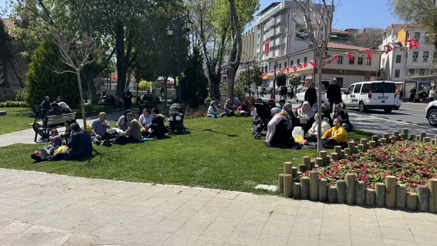 Depremin ardından park ve bahçeler doldu 7