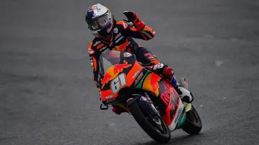 Milli motosikletçi Can Öncü zirvede