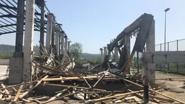 Spor salonu inşaatında iskele çöktü: 1 yaralı