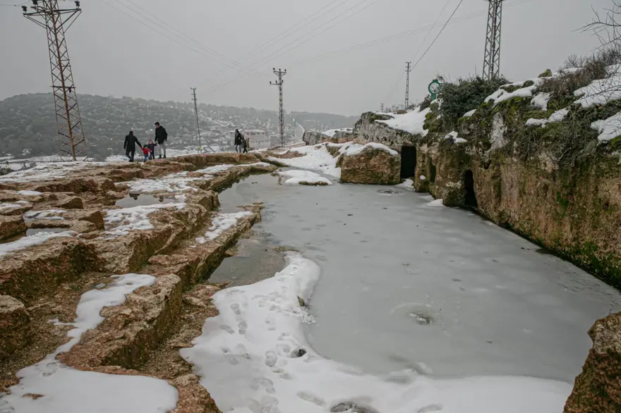 Hatay'da Gelinler Dağı Nekropol Alanı beyaza büründü 21