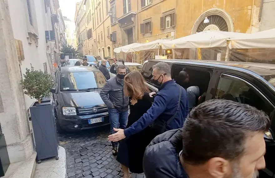 Zendaya paparazzilerden kaçarken yere düştü 6