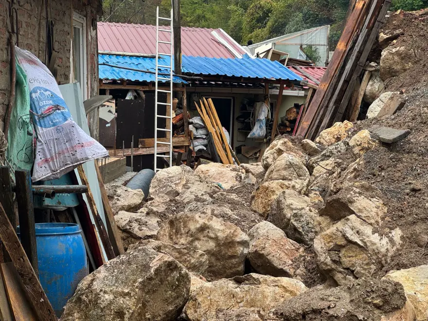 Bartın'da heyelan: Bir ev tahliye edildi 2 Bartın'da heyelan: Bir ev tahliye edildi 2