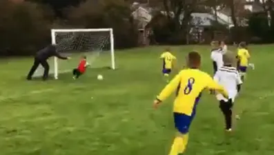 Golü kurtarması için çocuğunu topa iten 'yılın babası'