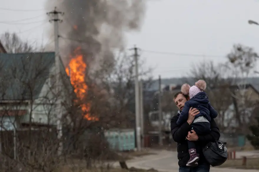 Kiev'in yanı başındaki İrpin'de bombardımanlar arttı: Halk kucaklarında çocuklarıyla bombalardan kaçmaya çalışıyor 9