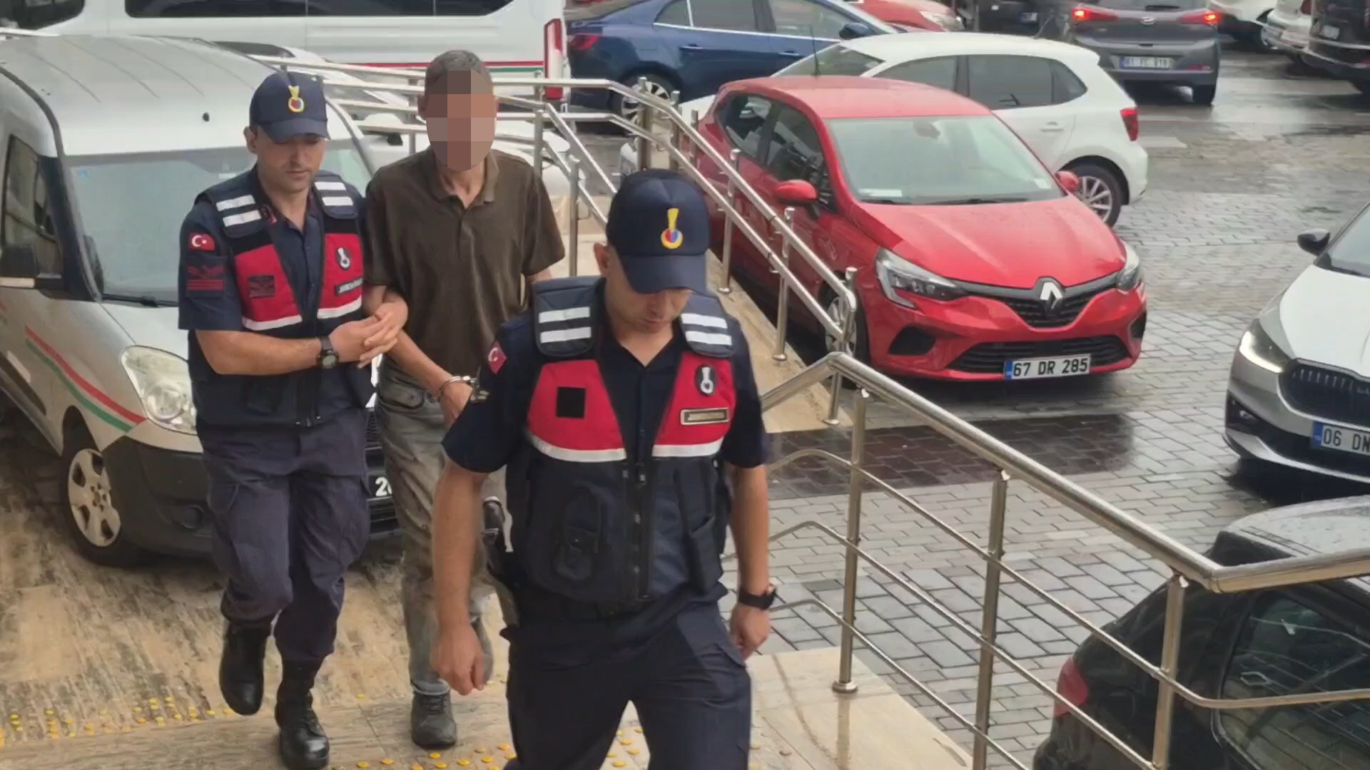 17 yaşındaki kızlarını yatağa zincirledikleri iddia edilen çift tutuklandı