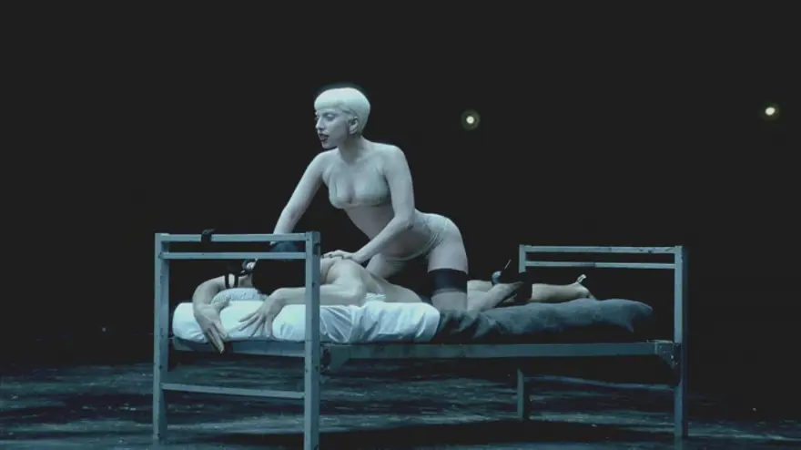 Gaga'dan homoerotik bir askeri fantezi 23