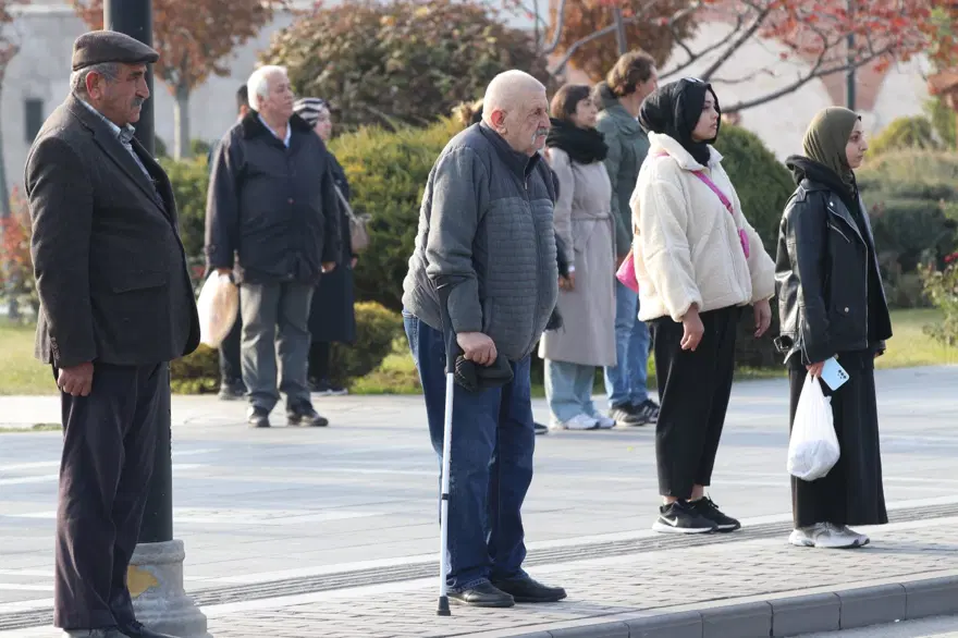 Ulu Önder Atatürk’ü minnetle anıyoruz | Saat 09.05’te Türkiye’de hayat durdu 25 Ulu Önder Atatürk’ü minnetle anıyoruz | Saat 09.05’te Türkiye’de hayat durdu 25