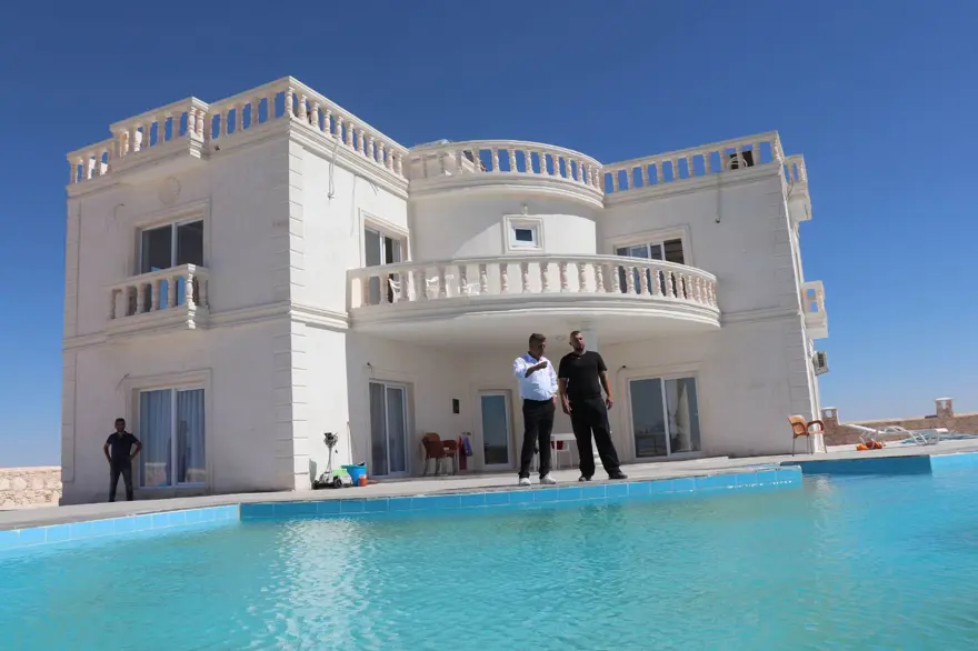 Avrupa'daki çocukları dönsün diye köye havuzlu villa yaptırdı 