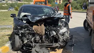 Kamyonet ile otomobilin çarpıştığı kazada 3 kişi yaralandı