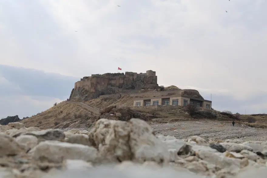 Pertek Kalesindeki sular çekildi: Askeri nizamiye gün yüzüne çıktı 7 Pertek Kalesindeki sular çekildi: Askeri nizamiye gün yüzüne çıktı 7