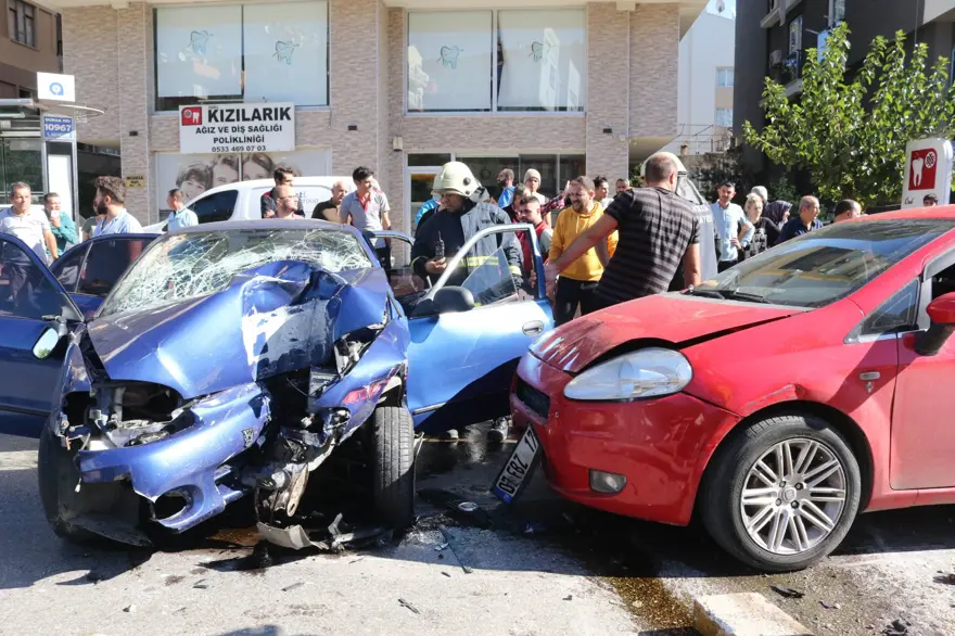 Sınav dönüşü feci kaza: Sürücü sıkıştı, 1’i bebek 5 çocukyaralandı 4