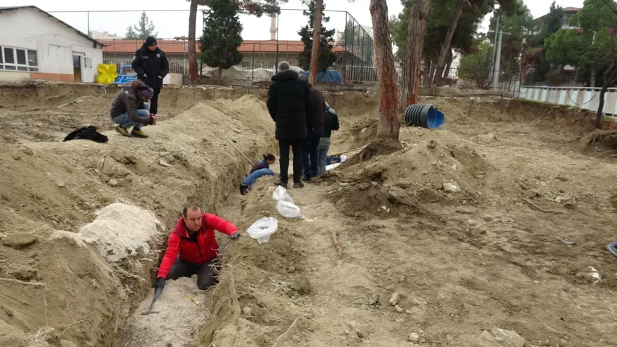Peyzaj düzenlemesi yaparken insan kemikleri buldular! Öğretmenevinin bahçesinden çıktı 2