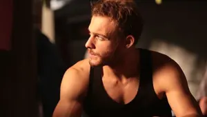 Kerem Bürsin: Erkekleri kahramanlaştırıyor kadınları aşağılıyoruz