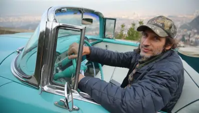 Amerika'da kullandığı klasik otomobilleri Bursa'daki evinin garajına taşıdı: Görenler yoğun ilgi gösteriyor