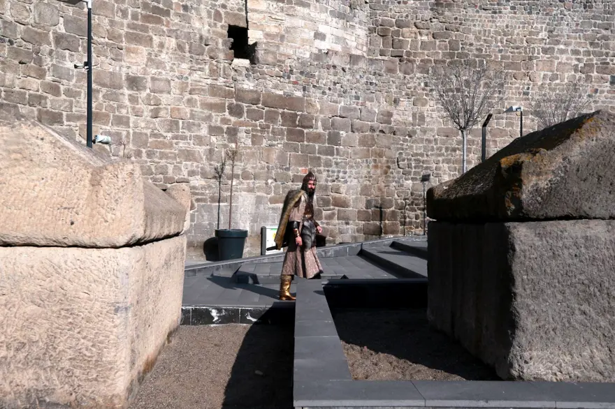 Giydiği kıyafeti çizme, yüzük, kılıç kınıyla tamamlıyor: 33 yaşındaki Gezer alp kıyafetliyle ilgi çekiyor 27