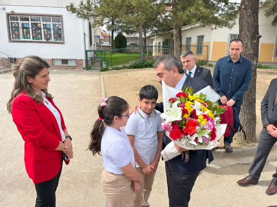 Sınıf başkanı sözünü tuttu! Bakan Tekin'den okula ziyaret 1