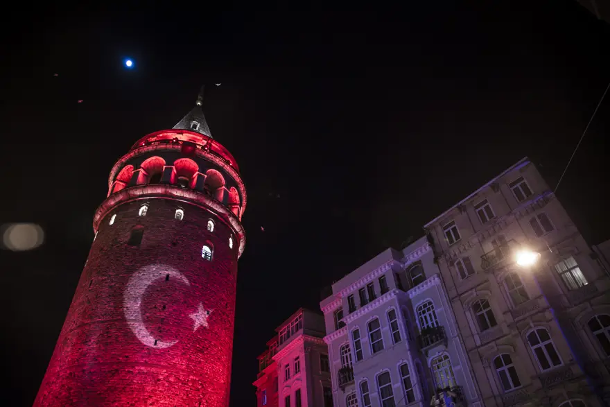 Galata Kulesi kırmızı beyaza büründü 7
