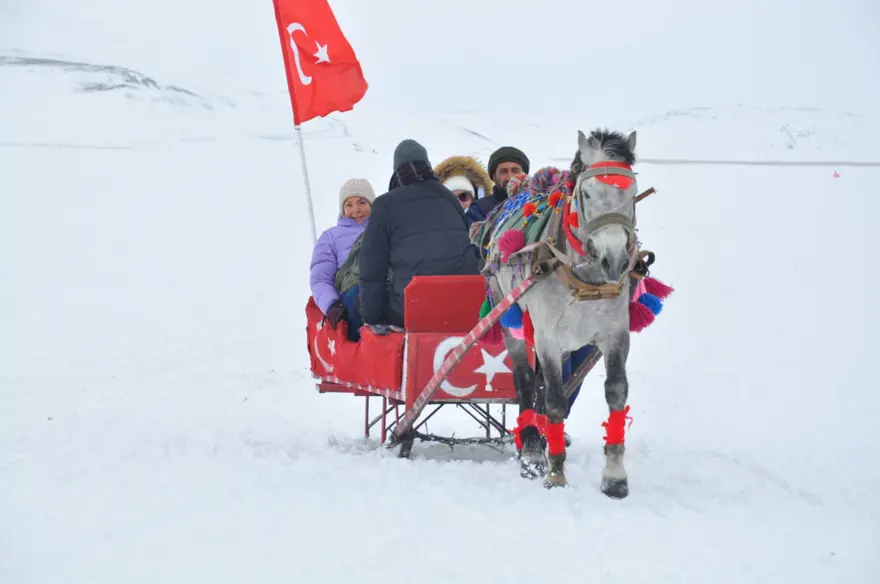 Turizmcilerin yeni rotası Çıldır Gölü 12