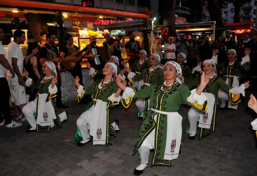 Halk Dansları Festivali'nde renkli görüntüler 3