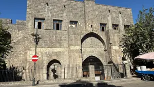 Tarihi surların arasında yer alıyor: Bin yıllık camide cemaat abdest alamıyor