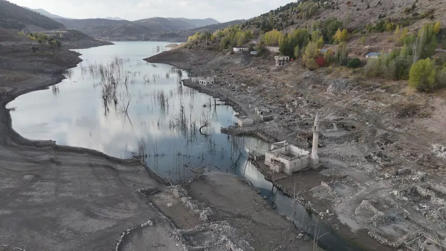 15 yıldır sular altında kalan köy tamamen ortaya çıktı 2
