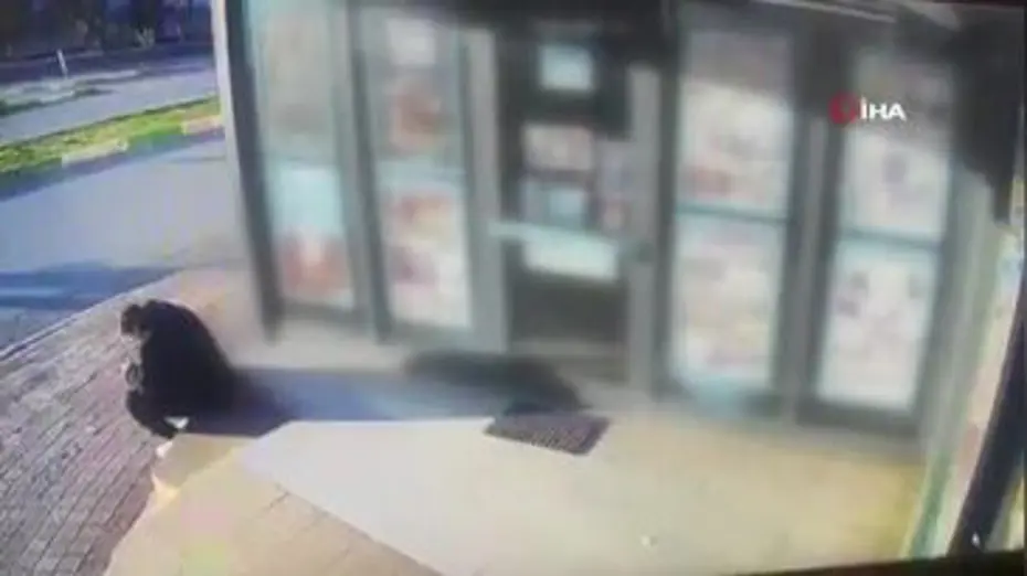 Market çalışanı ölümle burun buruna geldi refleksi ile hayatta kaldı