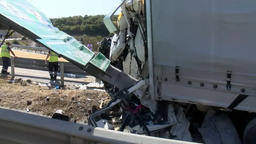 Çekmeköy'de TIR refüje çarptı: Şoför hayatını kaybetti 3