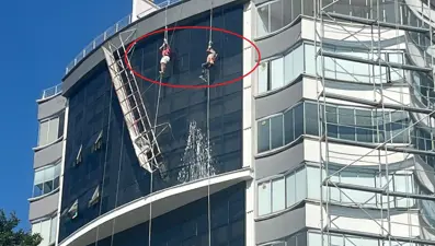 Yürekleri ağza getiren görüntü: İskele koptu, işçiler ölümden döndü