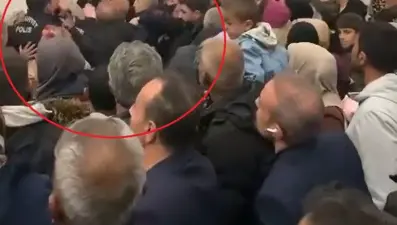 Havalimanında güvenlik görevlileri ile umreden dönenlerin yakınları arasında arbede