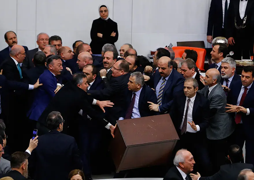Meclis'te yumruklu kavga 7