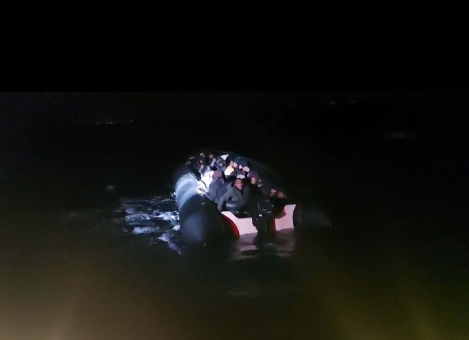 Karaburun açıklarında 38 düzensiz göçmen kurtarıldı