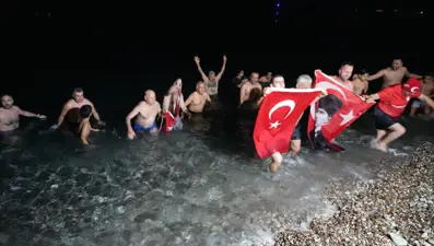 Yeni yıla denizde girdiler: 20 yıldır devam eden gelenek bozulmadı