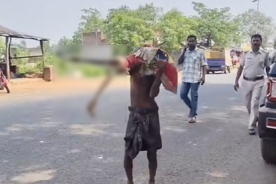 Bankaya kızdı, mezardan kardeşini çıkarıp para çekmeye gitti