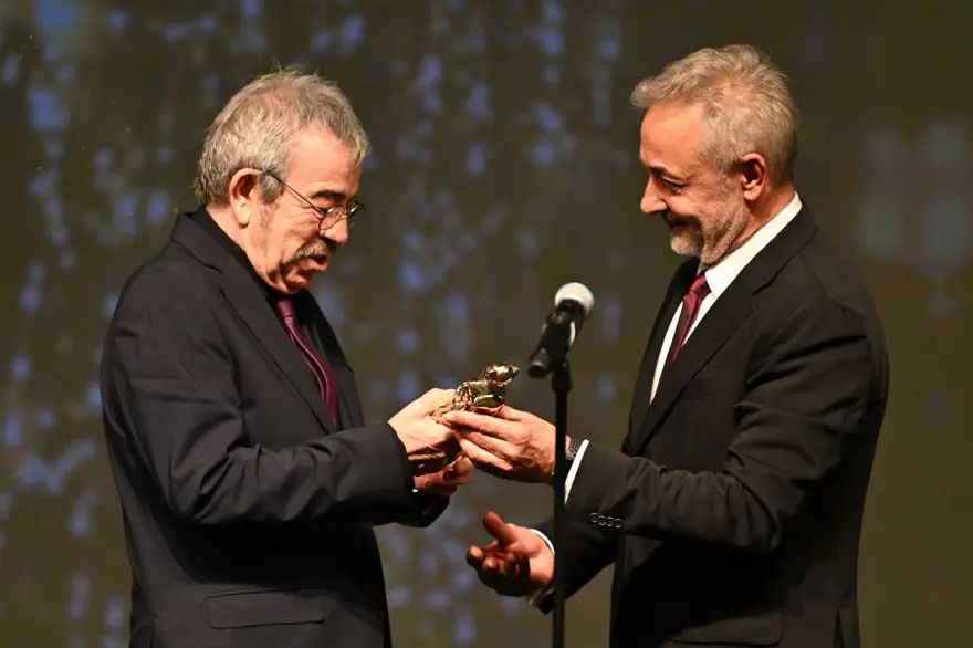 Altın Portakal görkemli bir törenle başladı: Onur Ödülü ve Başarı Ödülü sahiplerini buldu 12 Altın Portakal görkemli bir törenle başladı: Onur Ödülü ve Başarı Ödülü sahiplerini buldu 12
