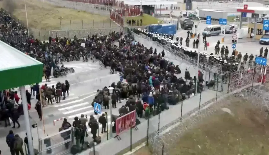 Belarus-Polonya sınırındaki kriz büyüyor: Sınıra dayanan binlerce mülteci havadan görüntülendi 1