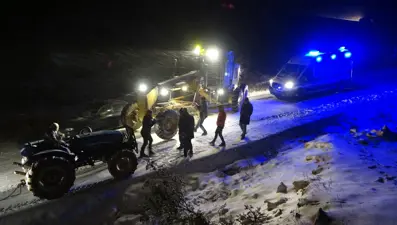 Yayladağı'nda kar nedeniyle yolda kalanlar kurtarıldı