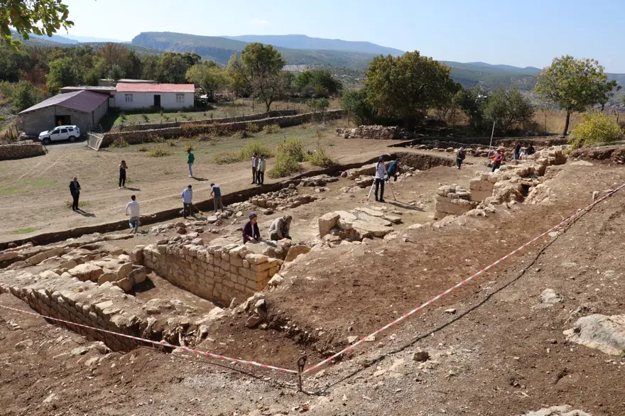 Diyarbakır'da içinde 46 mezarın olduğu 1500 yıllık kilise kalıntısı bulundu 5 Diyarbakır'da içinde 46 mezarın olduğu 1500 yıllık kilise kalıntısı bulundu 5