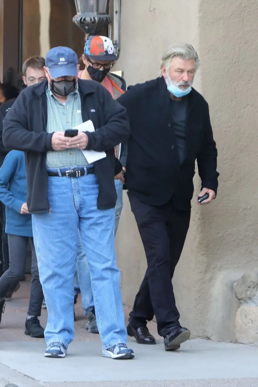 Alec Baldwin'in sette yanlışlıkla öldürdüğü Halyna Hutchins'in eşi ilk kez konuştu 4 Alec Baldwin'in sette yanlışlıkla öldürdüğü Halyna Hutchins'in eşi ilk kez konuştu 4