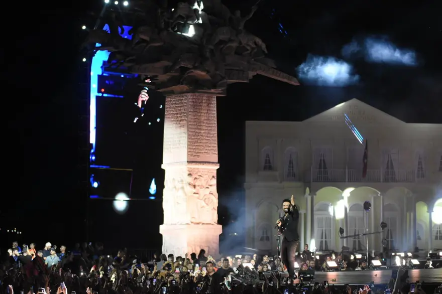 İzmir’de kurtuluş günü coşkusu: Tarkan konserine yüz binlerce kişi akın etti 14