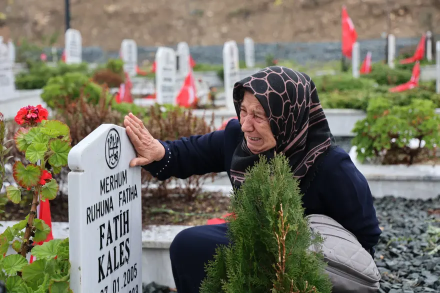 Depremde gelini ve 3 torununu kaybetti: "1 yıllık bina 3 saniyede çöker mi?" 