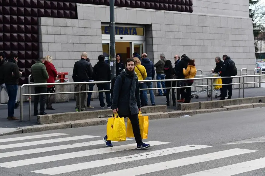İtalya'da kız kardeşi karantinada ölen İtalyandan isyan çağrısı: Yardım edin 54