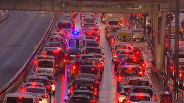 İstanbul'da kar yağışı trafiği durma noktasına getirdi