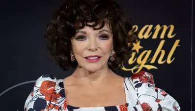 Joan Collins maske takmayan işçileri ihbar etti