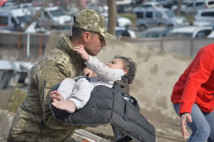 Enkaz altındakiler için zamana karşı yarış 69